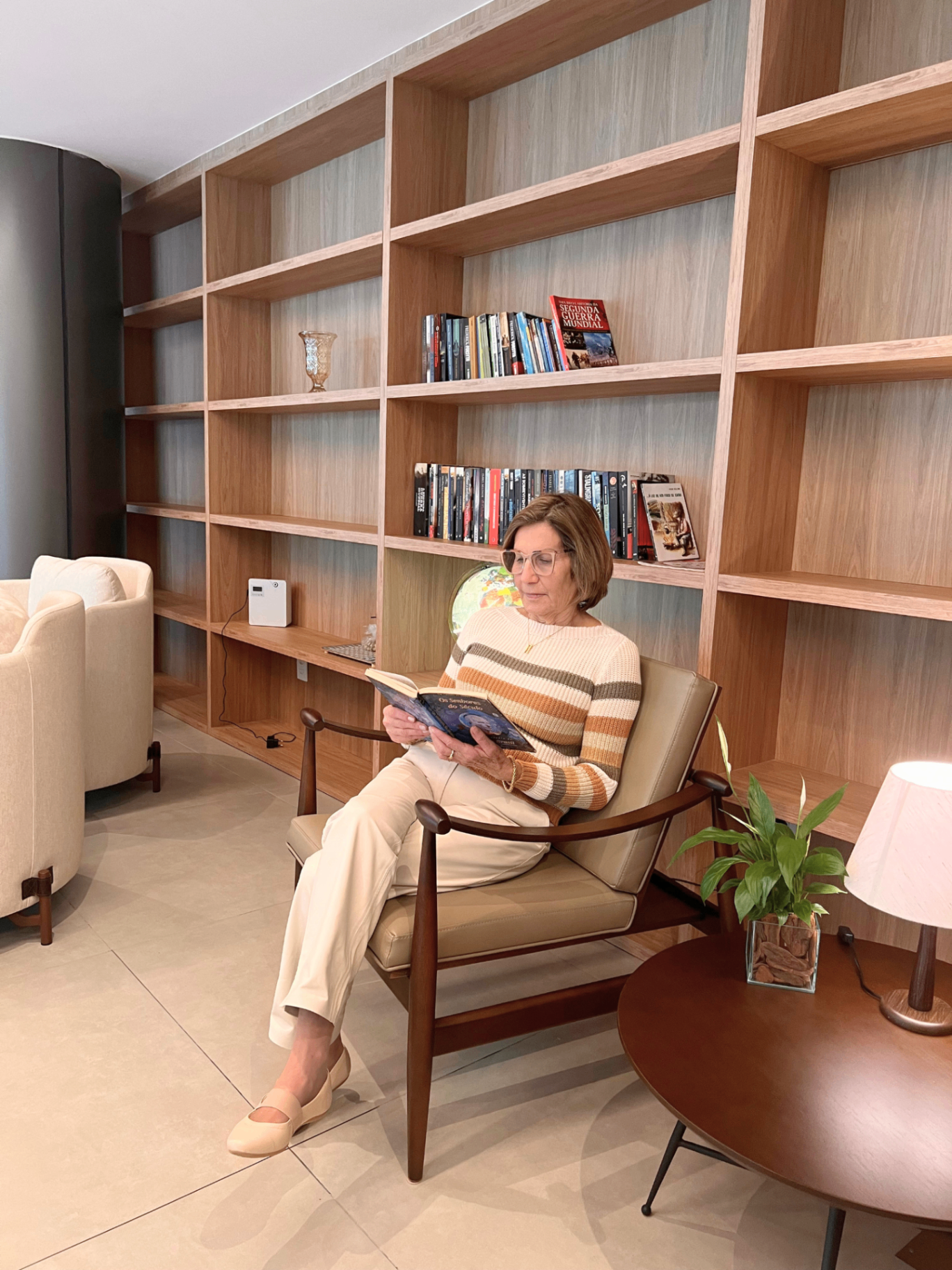 Espaço de leitura acolhedor, sem clima hospitalar